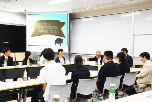 学生と懇談する谷川副大臣（中央）と常盤審議官（右）