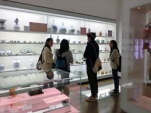 長崎歴史文化博物館で見学する学生
