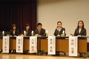 質問する長崎大学の学生たち
