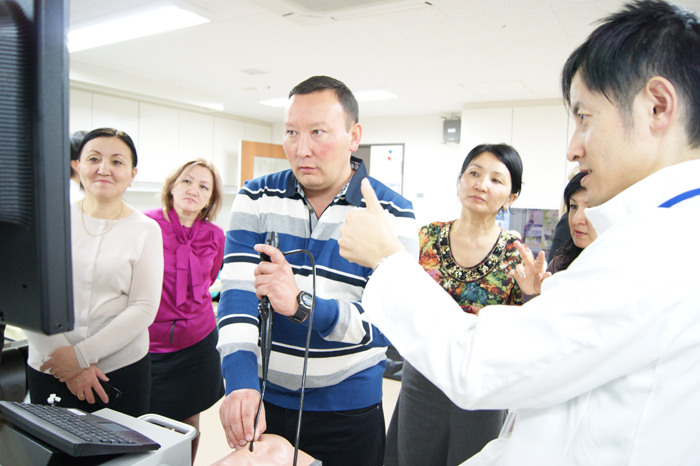 内視鏡検査機器を体験する研修生