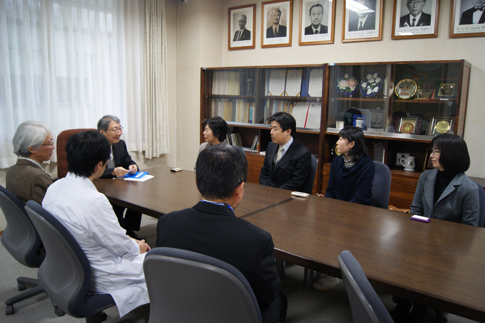 中山浩次歯学部長と談笑する一行