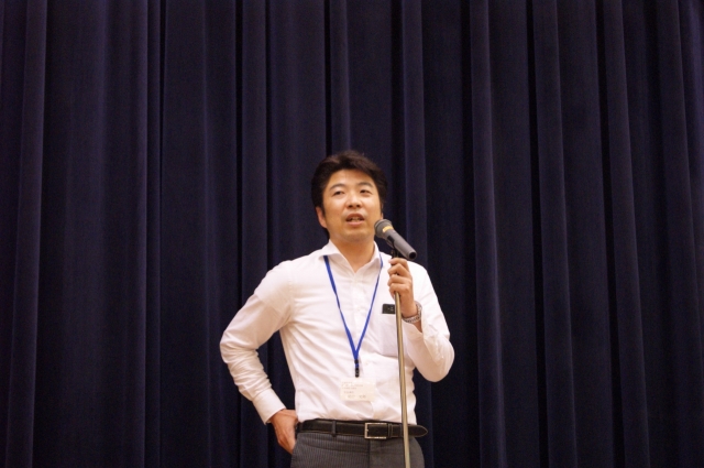 情報交換会で挨拶する尾田大学病院支援室長補佐