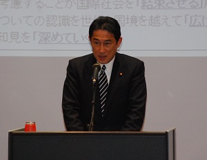 核軍縮について語る岸田外務大臣