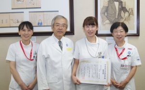 左より長池師長、河野病院長、松崎看護師、 江藤看護部長 