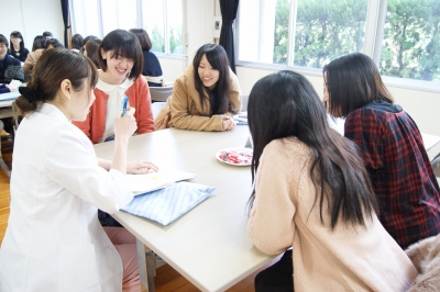 本院職員と談笑する看護学生