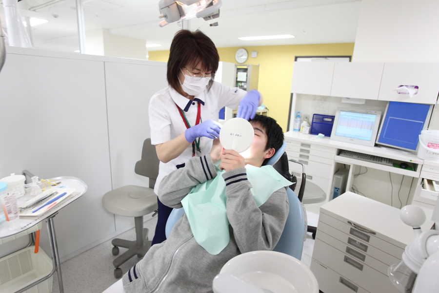 口腔ケアをする山口歯科衛生士