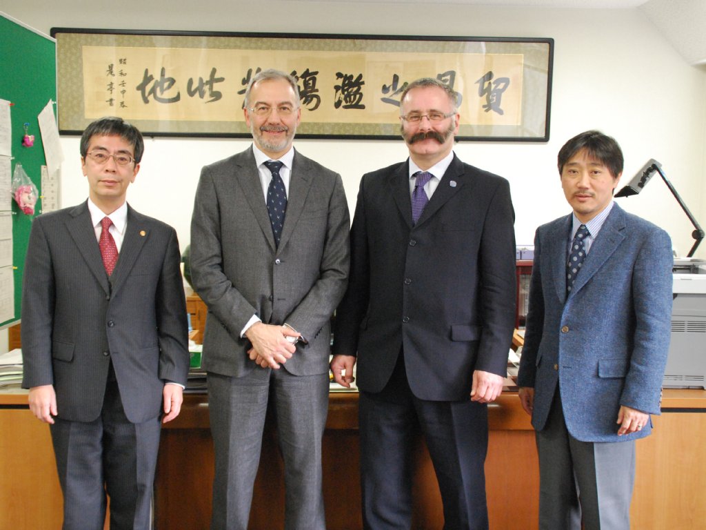 左より岡田学部長、Bertinetti教授、Collins教授、須齋教授（学部長室）
