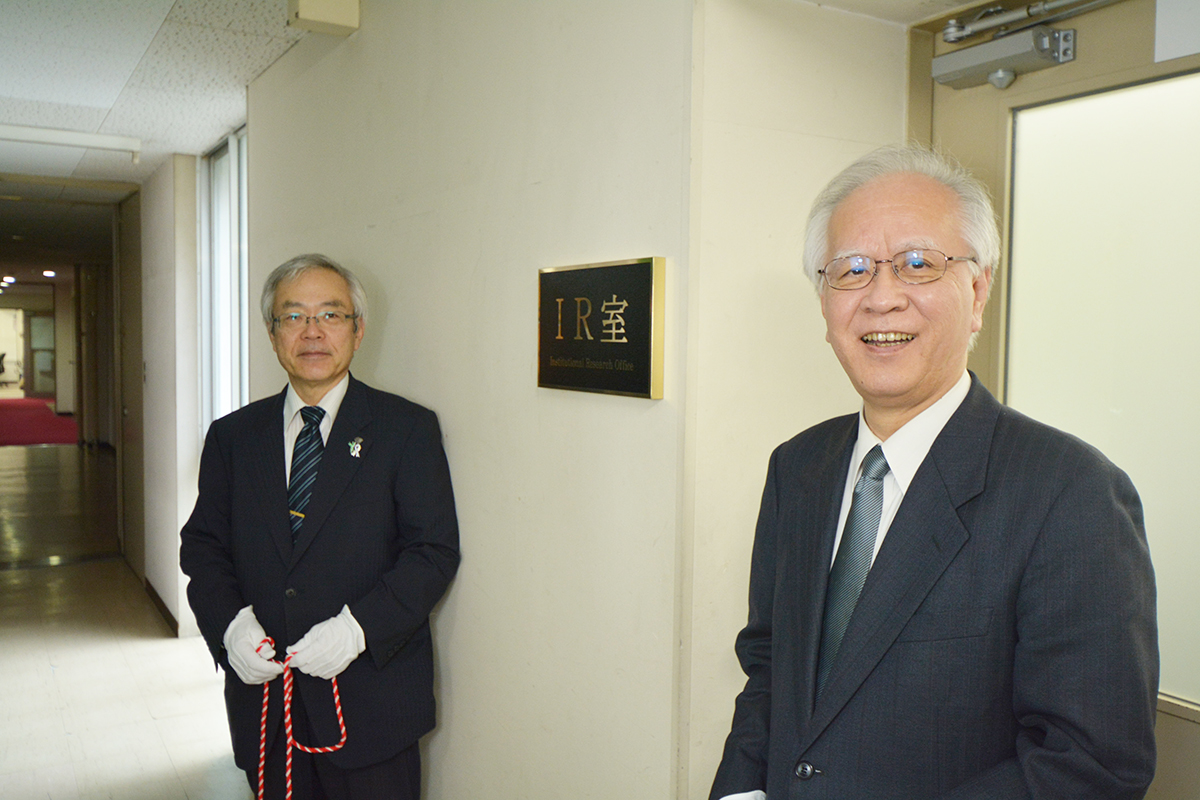 ＩＲ室除幕の様子（右　片峰学長，左　河野ＩＲ室長（総務担当理事）