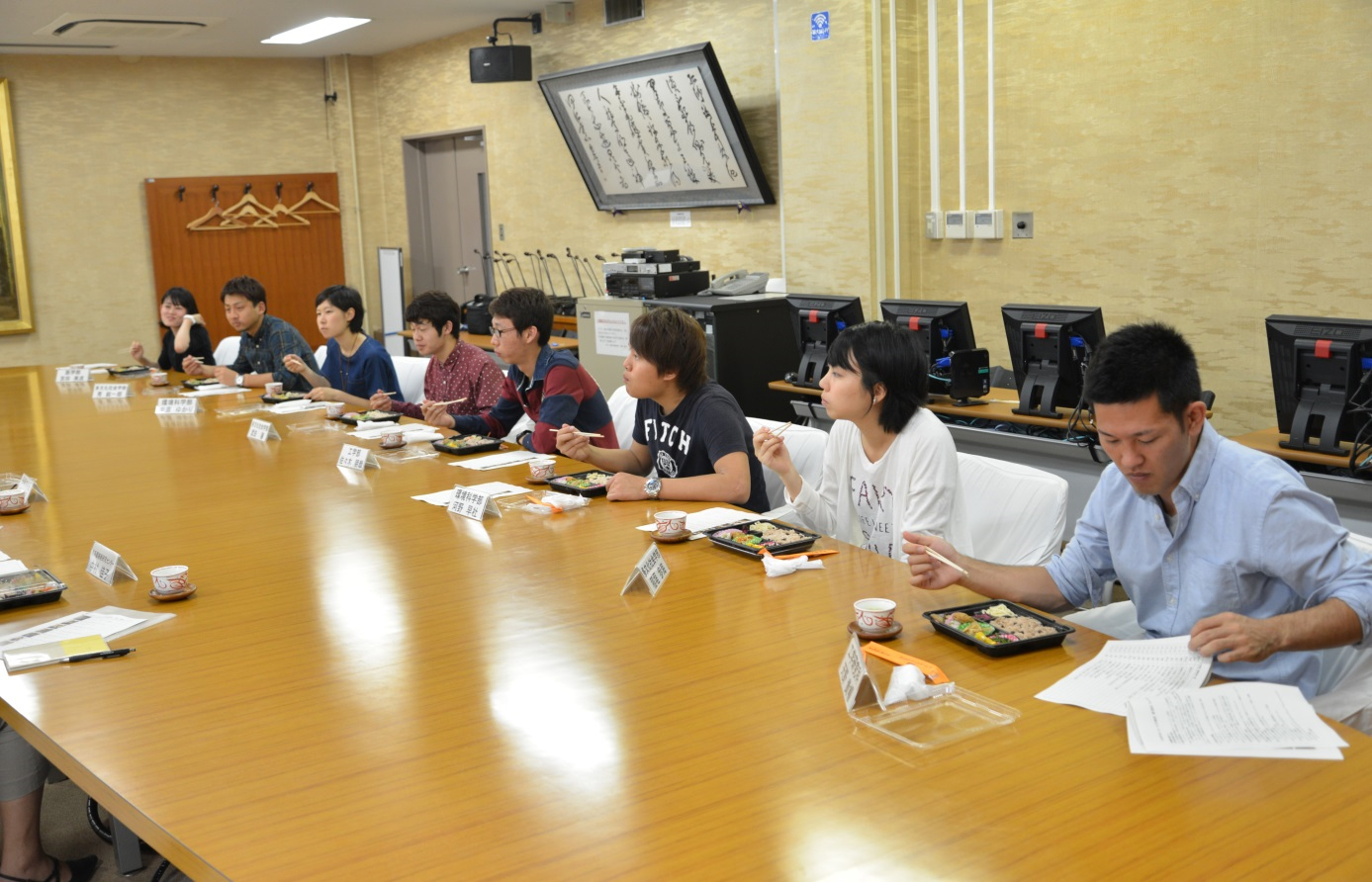  昼食をとりながら片峰茂学長と懇談