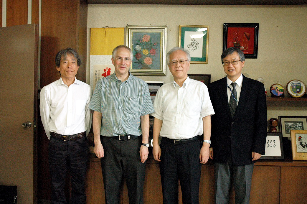 （左から）金谷氏、Gilbert教授、片峰学長、平山教授