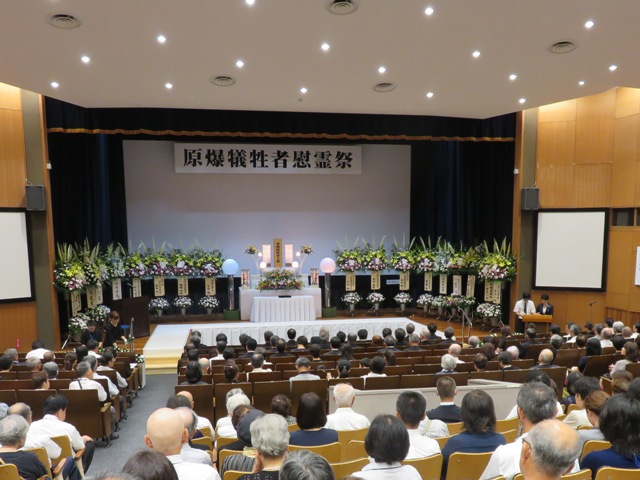 厳粛な雰囲気の慰霊祭会場