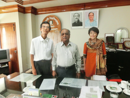 Vice-Chancellor Prof. Abdul Hakim Sarkarと記念撮影