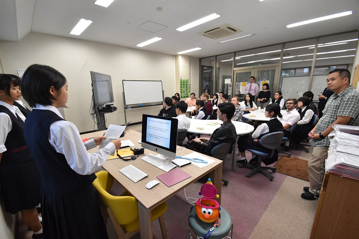 短期留学した経験について英語で発表する高校生