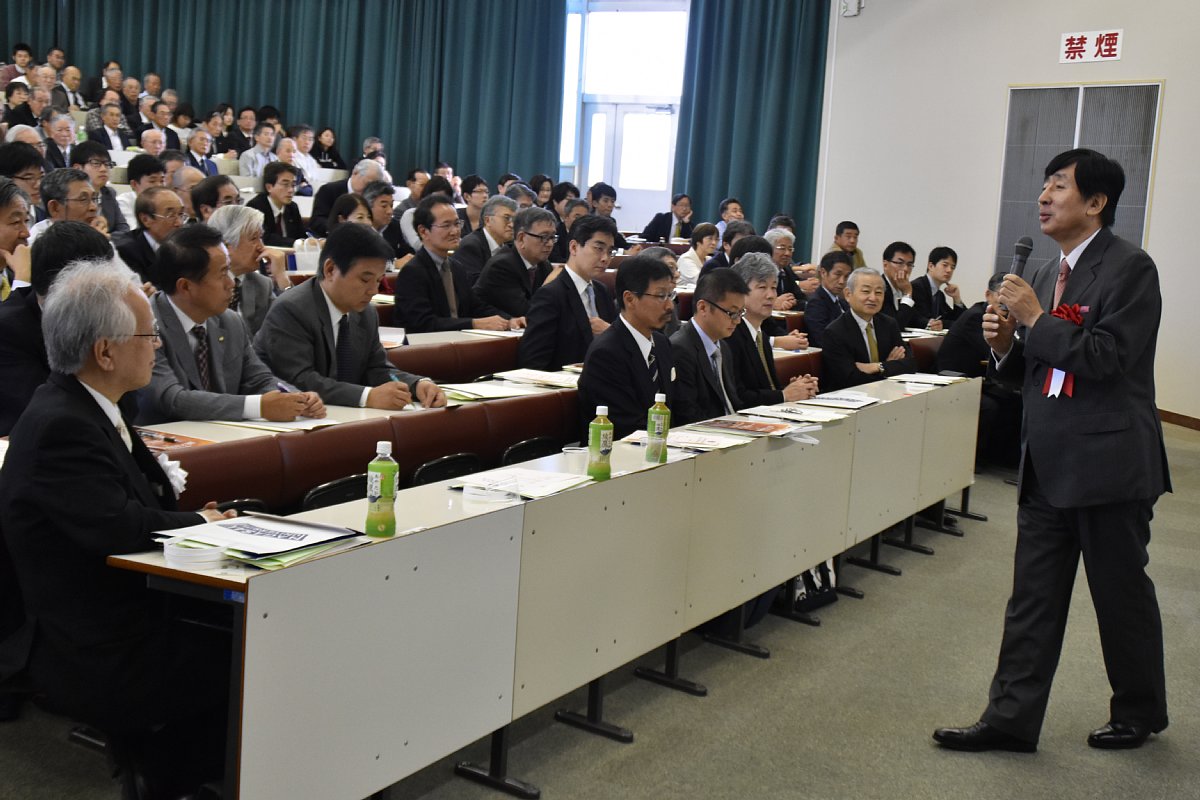 記念講演会で客席まで降りて講演する手嶋氏