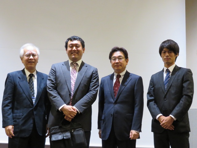 講演終了後の記念撮影(左から片峰学長，茅野講師，下川医学部長，司会を務めた永田さん)