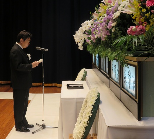 慰霊の辞を述べる医学部長