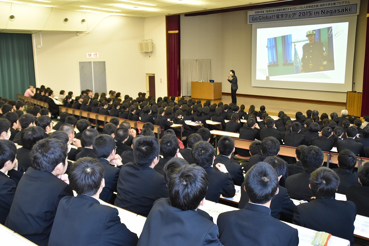 高校生らで満席の第一部会場