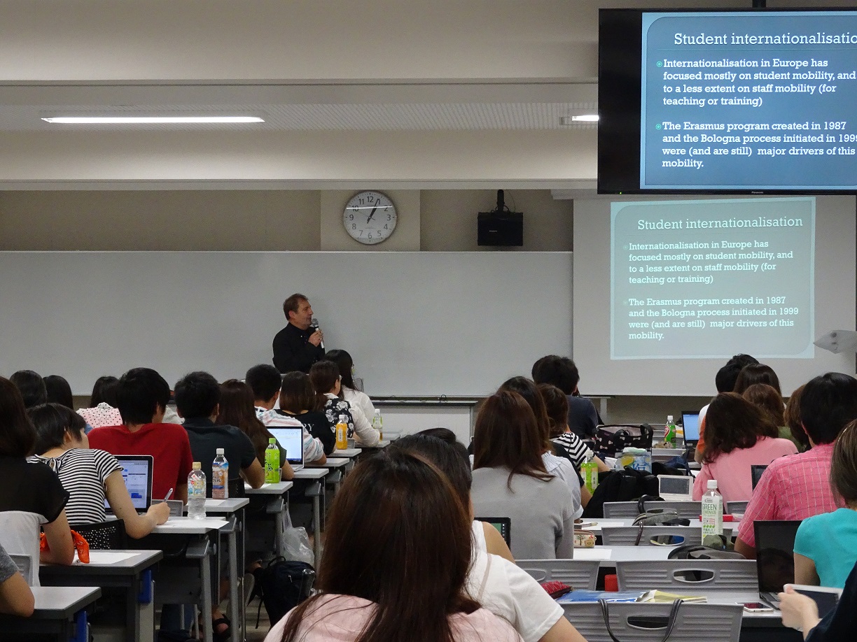 多文化社会学部での講演2