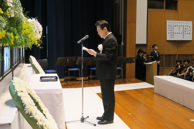 慰霊の辞を述べる下川医学部長