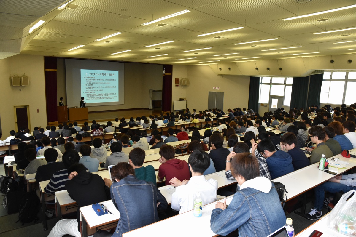 岡田学部長による授業ガイダンスの様子