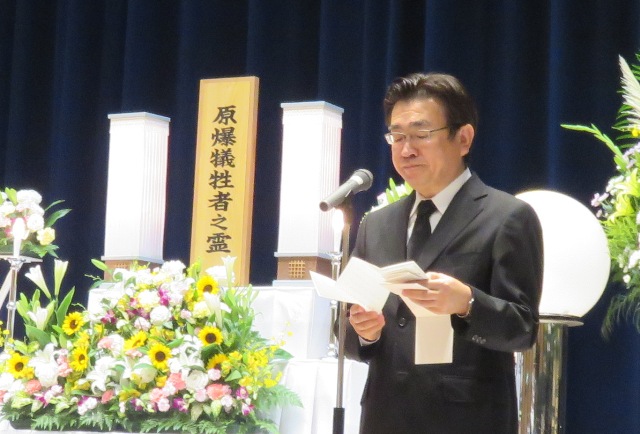 式辞を述べる下川医学部長