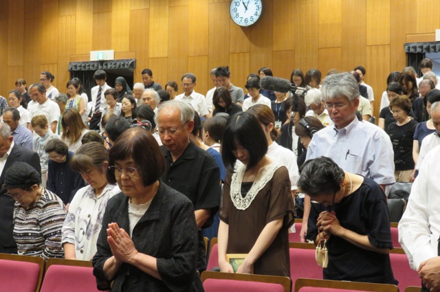 参列者による黙祷（２）