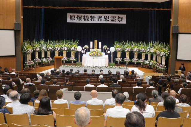 厳粛な雰囲気の慰霊祭会場