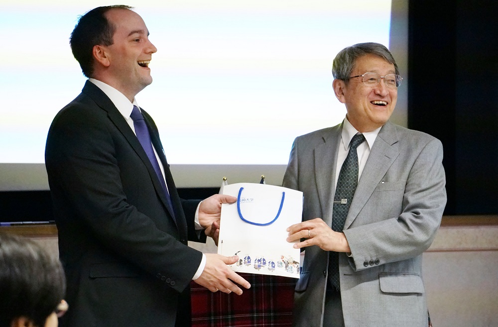 中田機構長（写真右側）よりフリン招聘教授へ記念品の贈呈