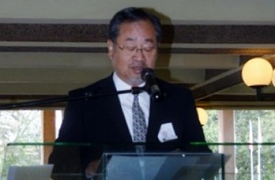記念式典で長崎大学の長年にわたる 活動を紹介する一瀬拠点長