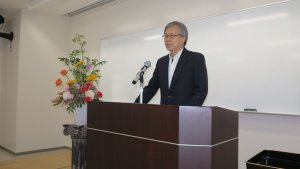 挨拶を行う平山所長