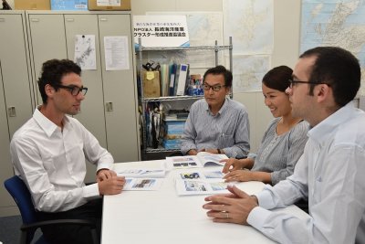 事業内容の説明風景