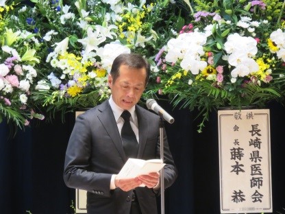 式辞を述べる永安医学部長