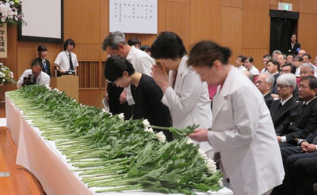 参列者による献花