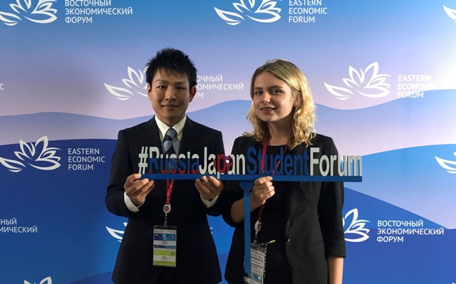 フォーラムに参加した山口君（左）とロシアの大学生