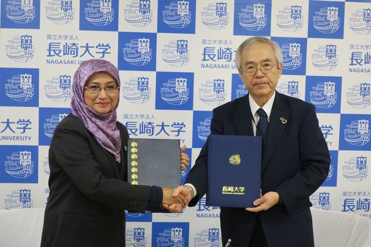 ノル・アイニ副総長と河野学長