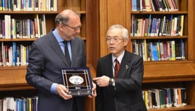 Director of LSHTM, Prof. Peter Piot and President Kohno2