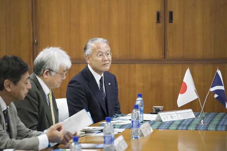 長崎大学のスコットランドでの取り組みについて語る山下理事（写真右端）