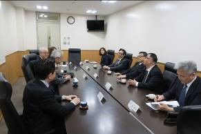 王教授らと河野学長の会談風景