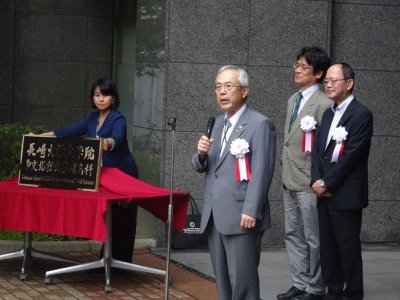 挨拶する河野学長