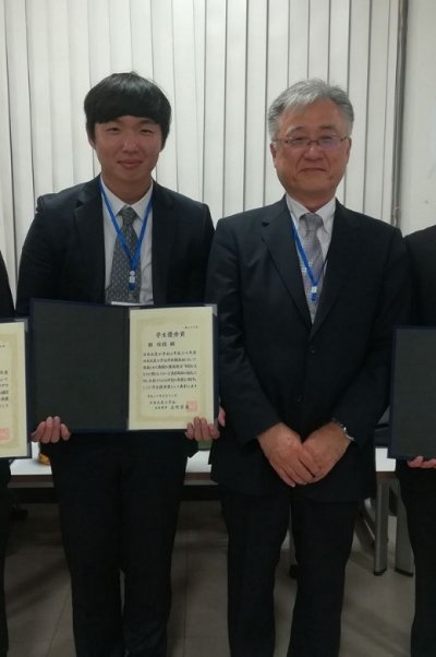 左：鄭 程摸さん，右：日本水産工学会長 大竹臣哉 福井県立大学教授