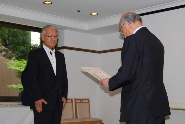 表彰を受ける山下学長特別補佐