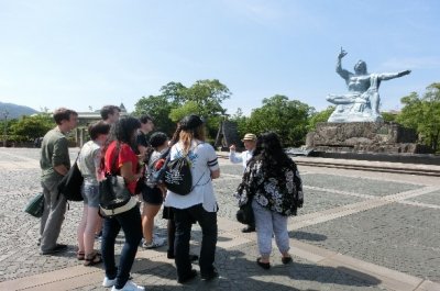 平和公園で説明を受ける様子