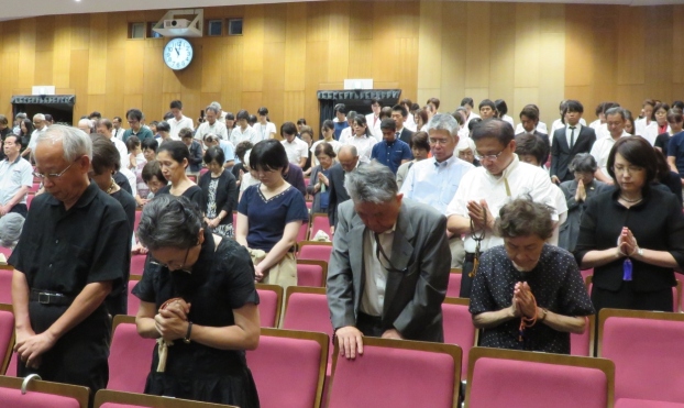 参列者による黙祷