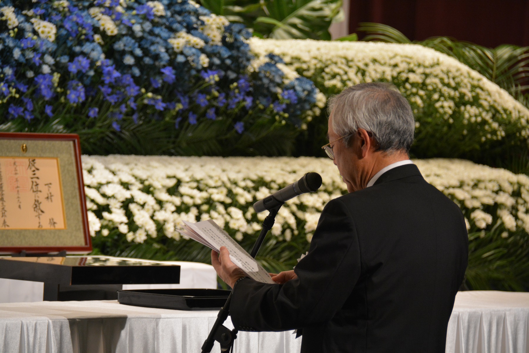 お別れの言葉を述べる河野学長