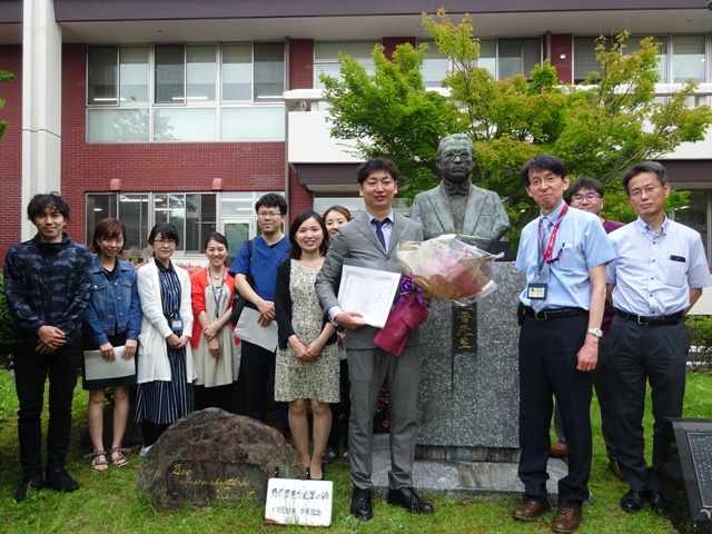 故 角尾晋 元長崎医家大学長胸像と古賀助教