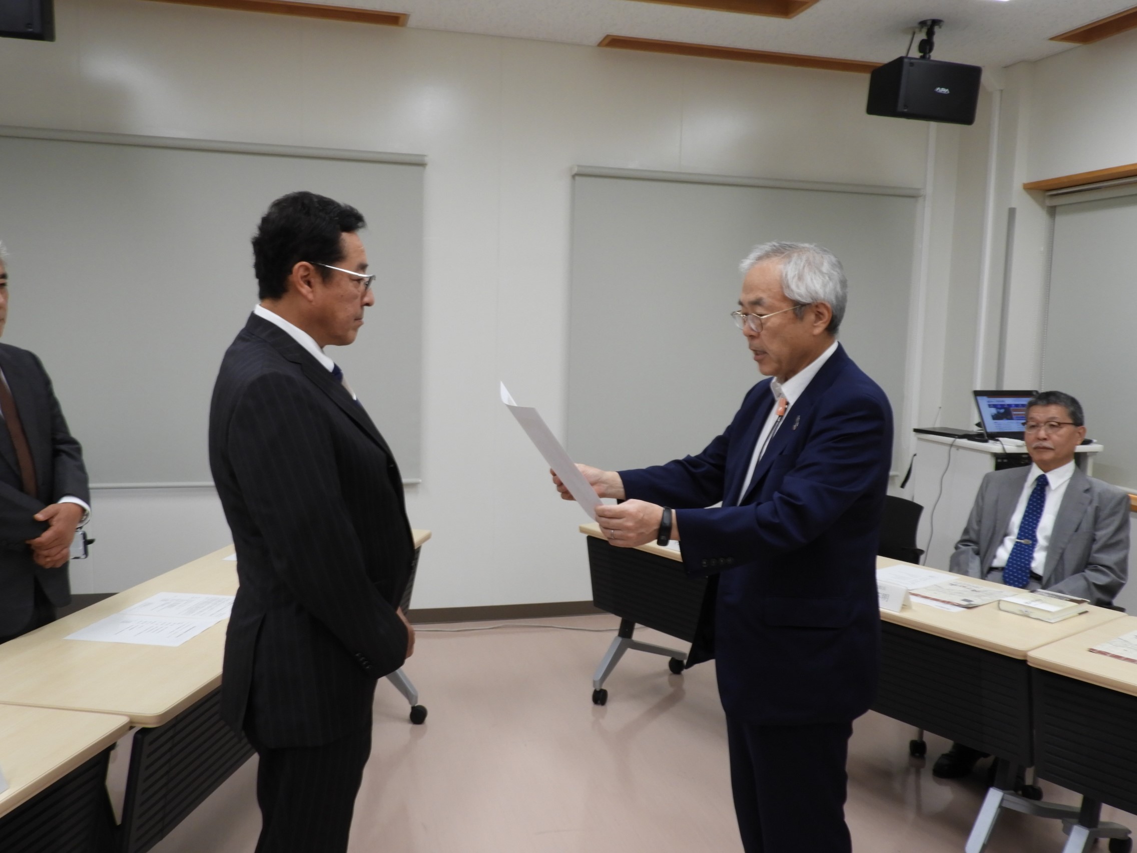 河野学長より西澤一眞氏へ感謝状の贈呈