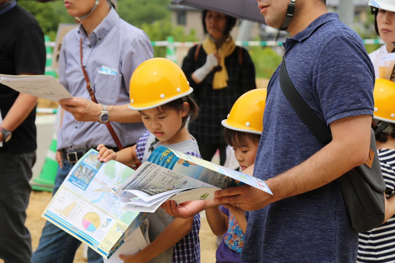 真剣に講義を聞いている子供達