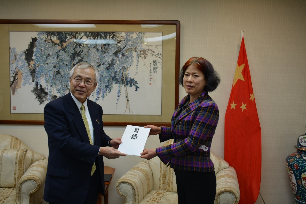 劉亜明総領事（右）と河野学長