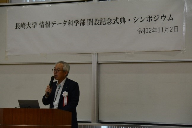 開会挨拶を述べる河野学長