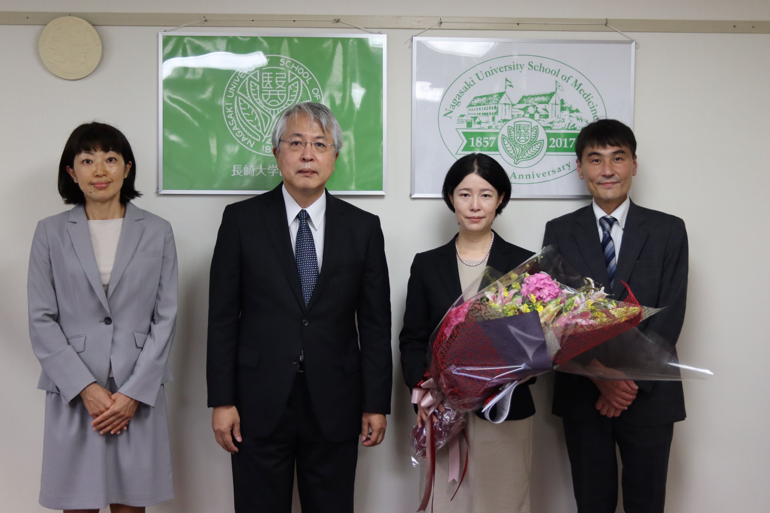 右から推薦者の高村昇教授、折田助教、 医学部長、原研国際事務のキャルディコットさん